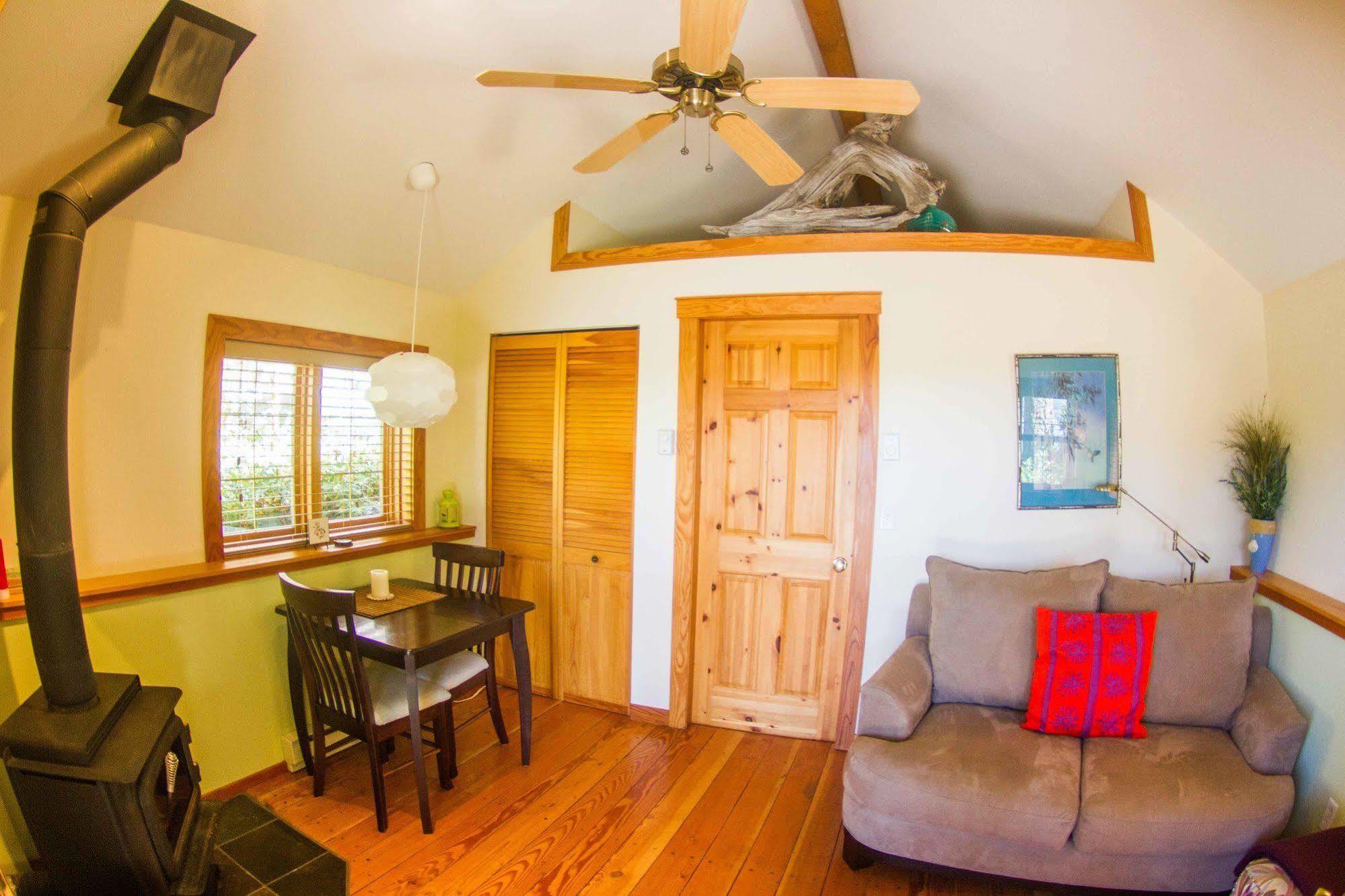 Tranquility Bay Waterfront Inn Sechelt Extérieur photo