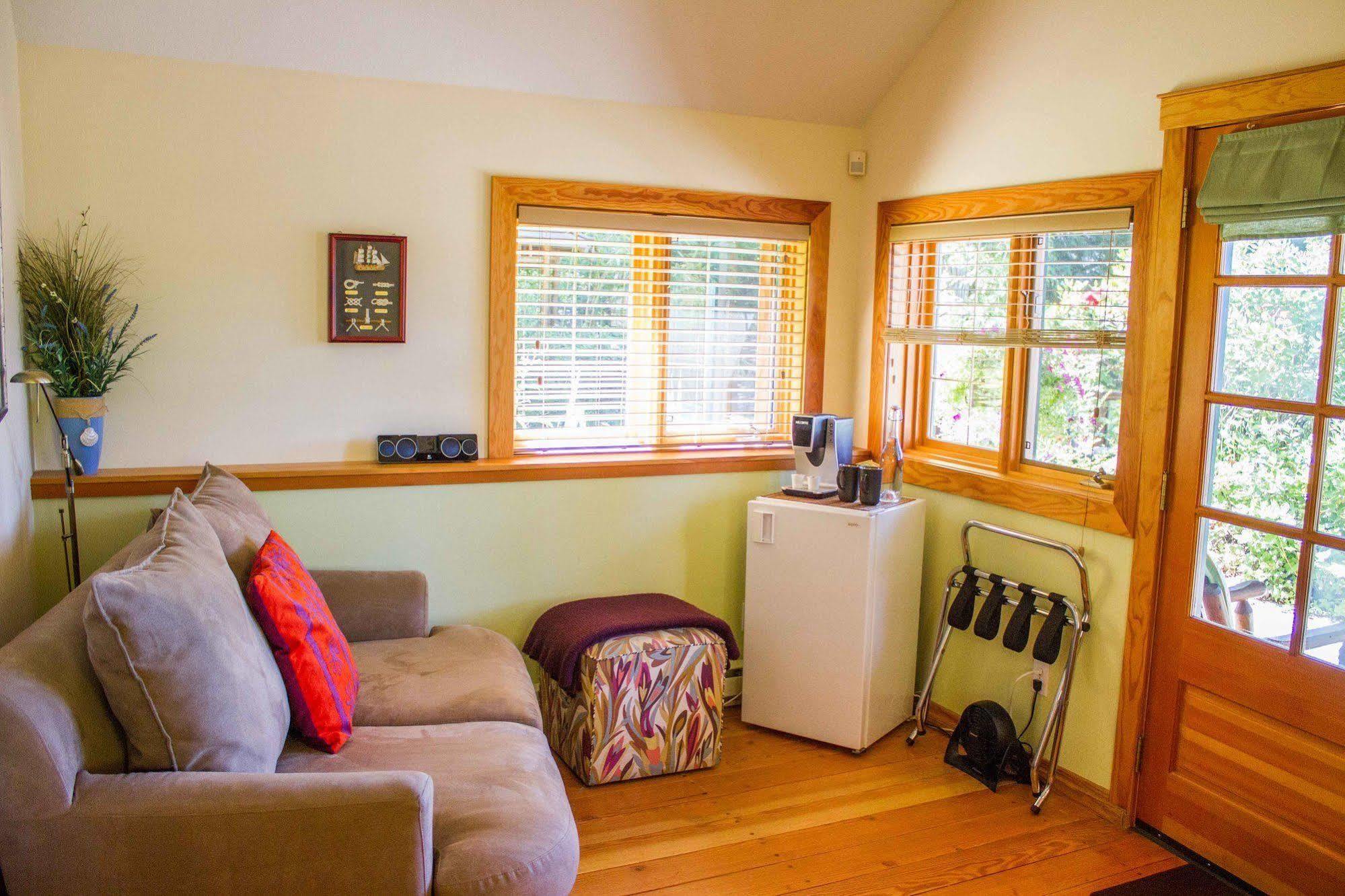 Tranquility Bay Waterfront Inn Sechelt Extérieur photo