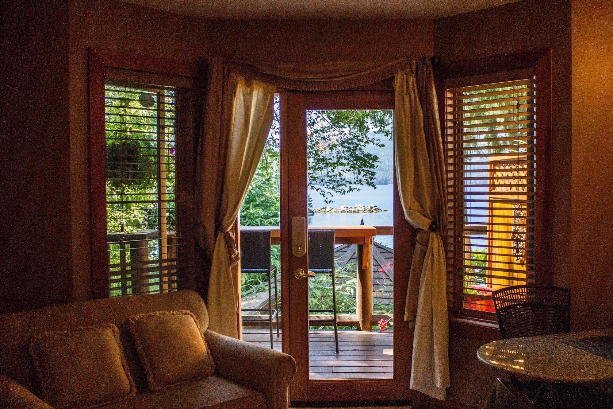Tranquility Bay Waterfront Inn Sechelt Extérieur photo