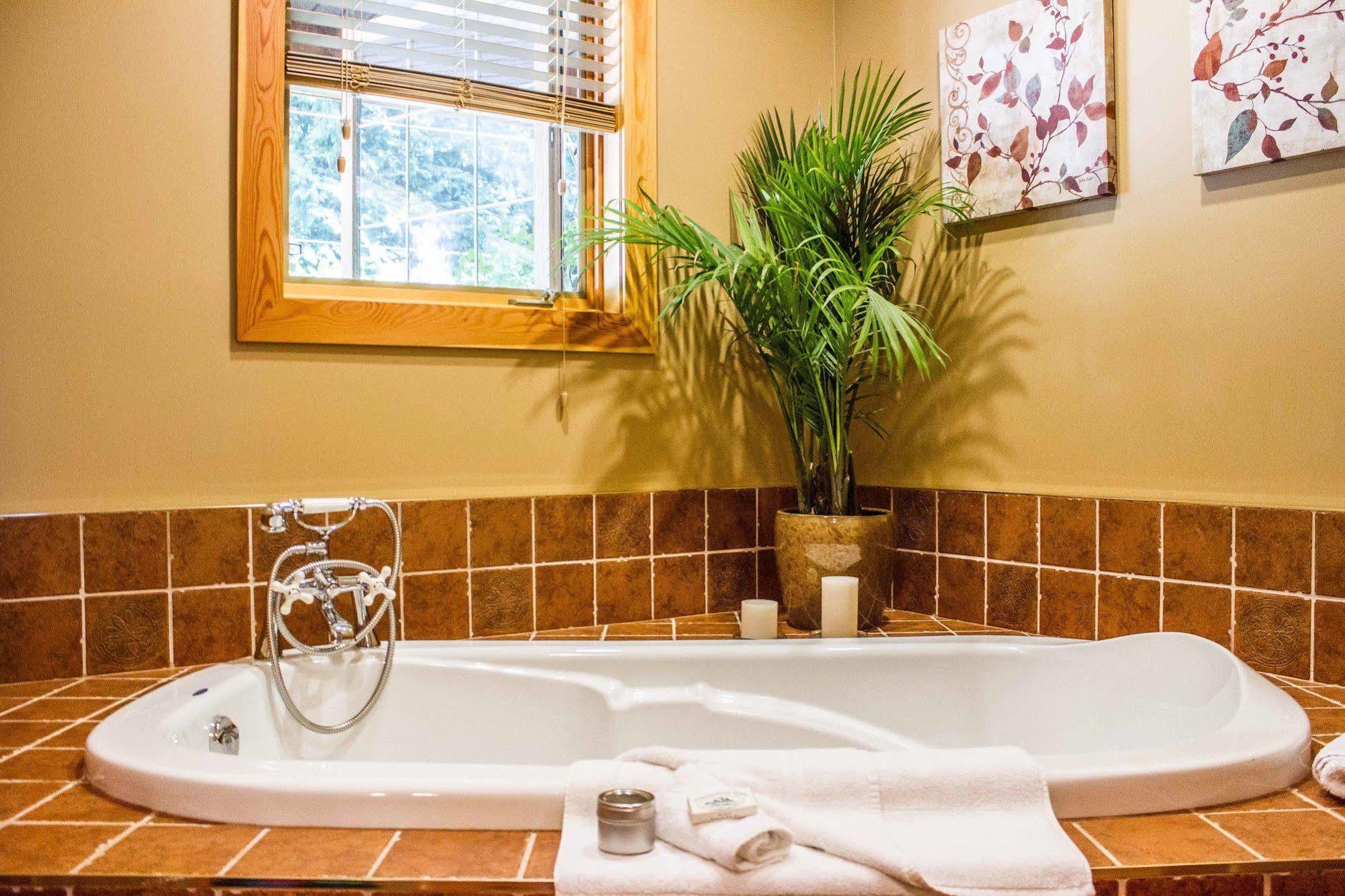 Tranquility Bay Waterfront Inn Sechelt Extérieur photo