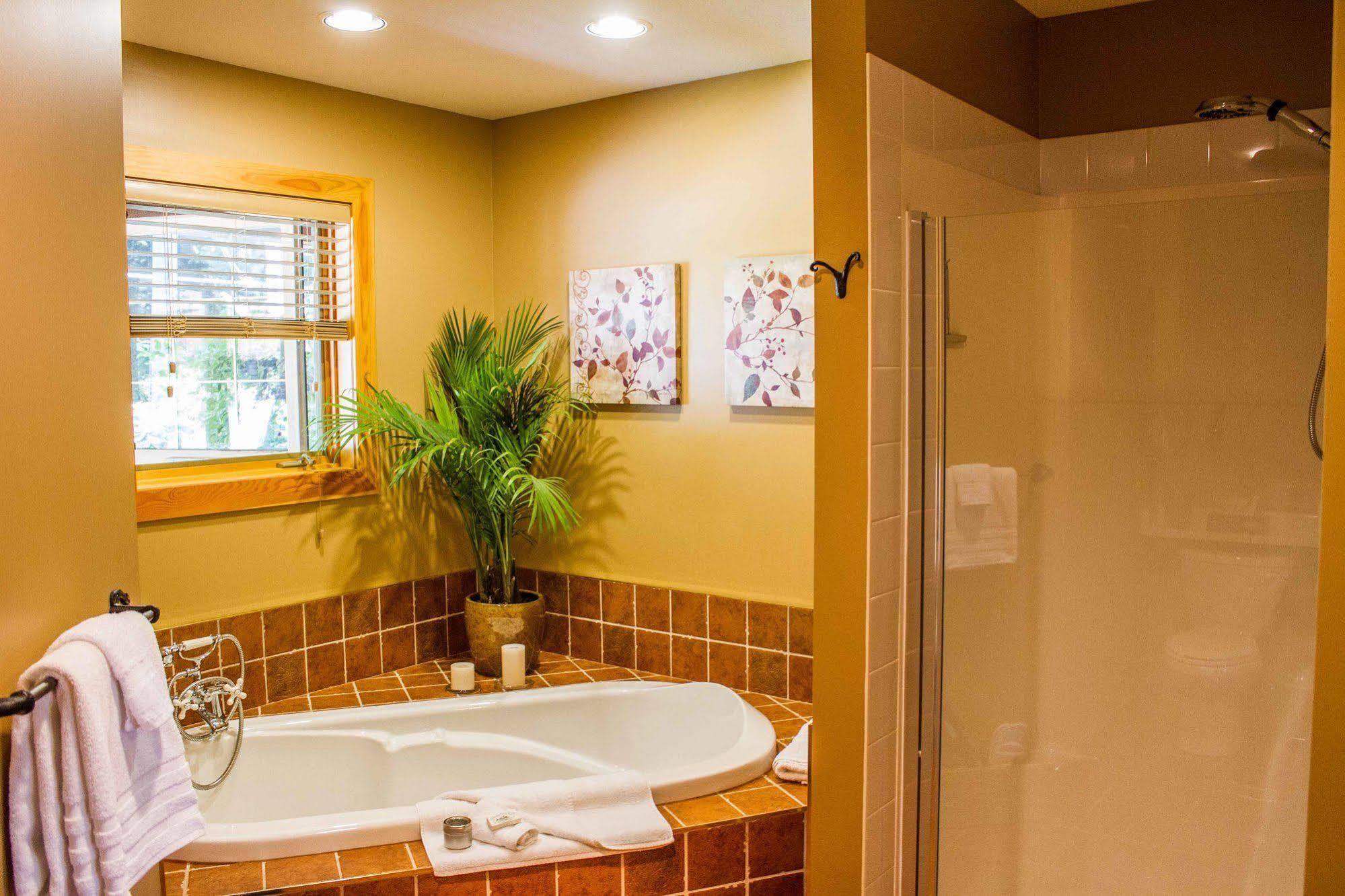 Tranquility Bay Waterfront Inn Sechelt Extérieur photo