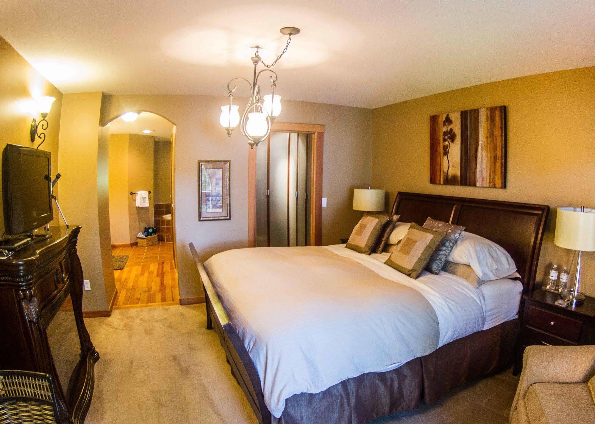 Tranquility Bay Waterfront Inn Sechelt Extérieur photo