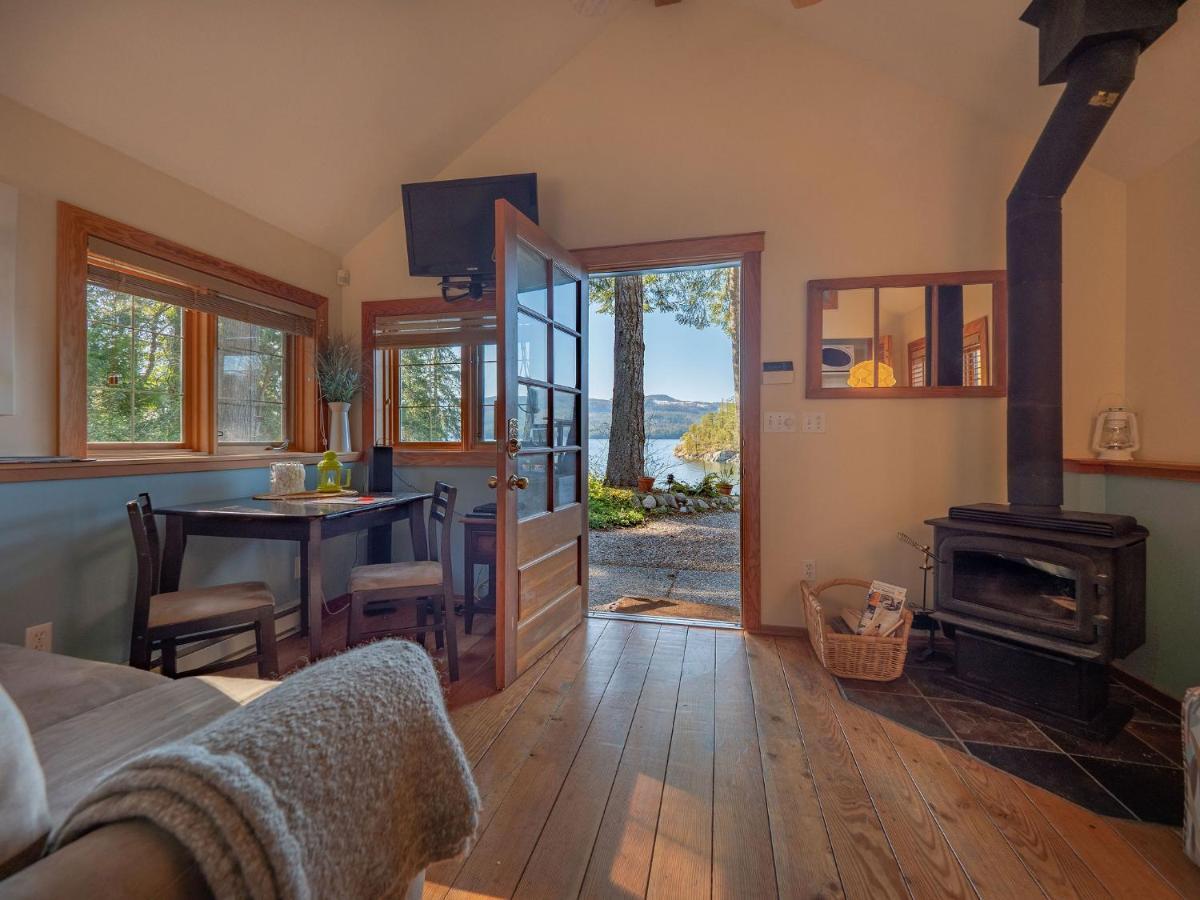 Tranquility Bay Waterfront Inn Sechelt Extérieur photo