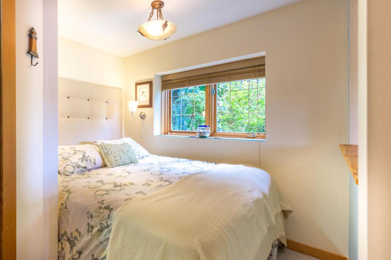 Tranquility Bay Waterfront Inn Sechelt Extérieur photo