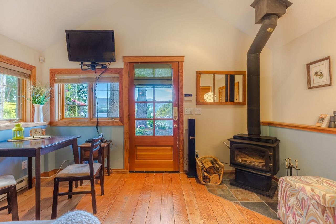 Tranquility Bay Waterfront Inn Sechelt Extérieur photo