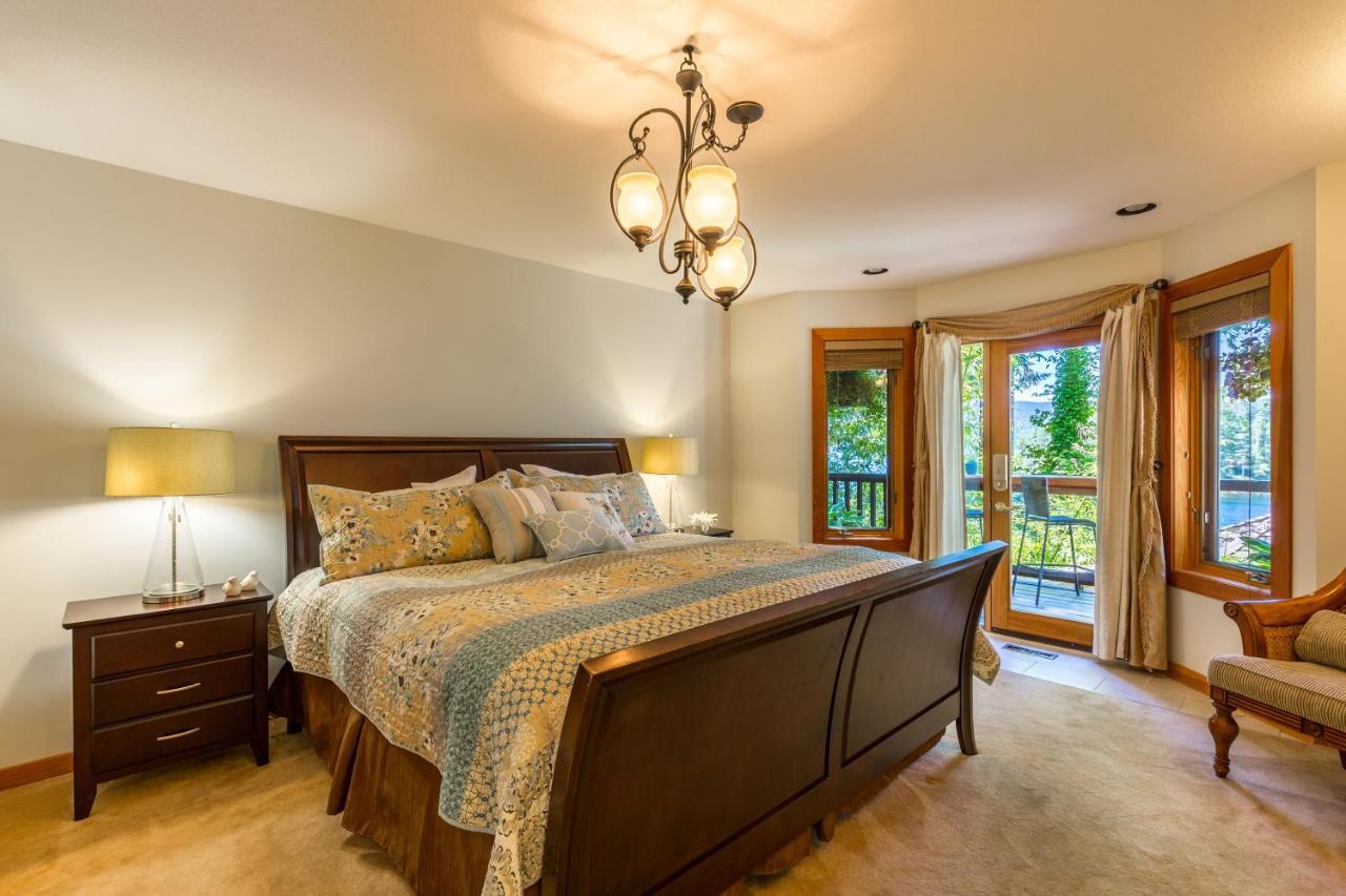 Tranquility Bay Waterfront Inn Sechelt Extérieur photo